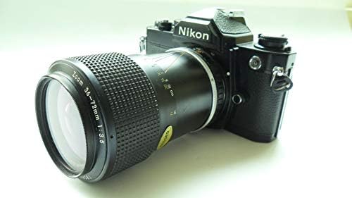 Црна никон fm SLR филмска камера; само телото, без објектив.