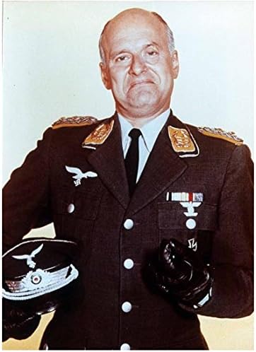 Хероите на Хоган Вернер Клемперер како полковник Вилхелм Клинк во униформа со Смирк насмевка 8 x 10 инчи фотографија